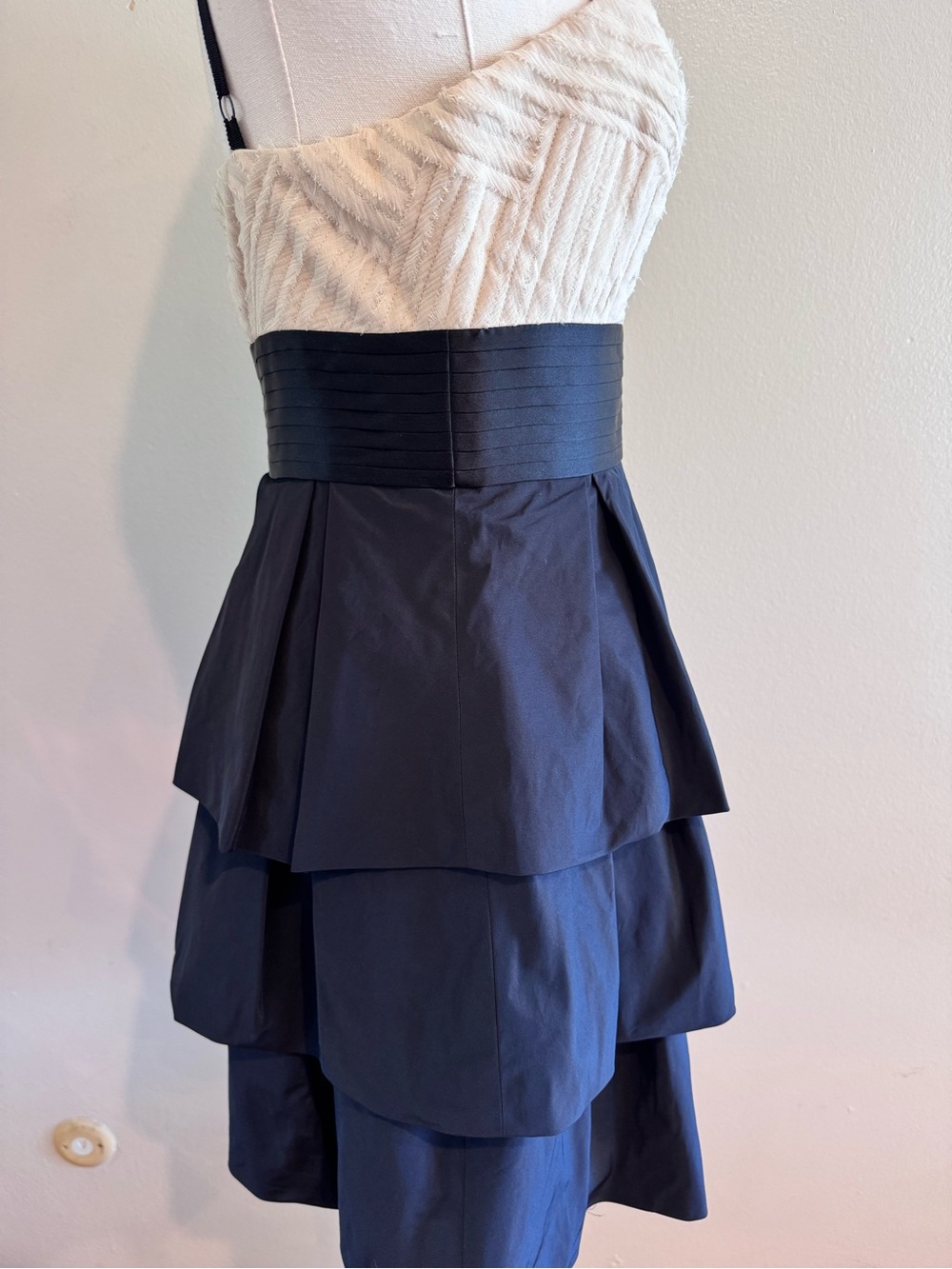 BCBGMAXAZRIA Black Ivory Silk Blend Tiered Party Dress Size 8 - Picture 7 of 13